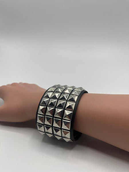 Stud Bracelet 4-rows Pyramid